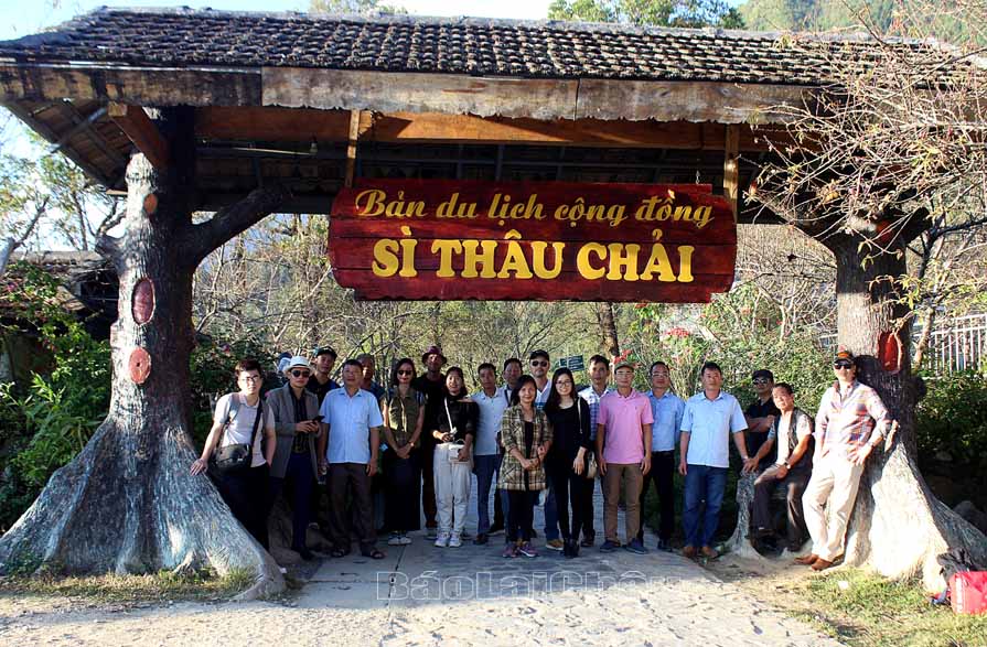 … trải nghiệm bản du lịch cộng đồng Sì Thâu Chải (xã Hồ Thầu, huyện Tam Đường).